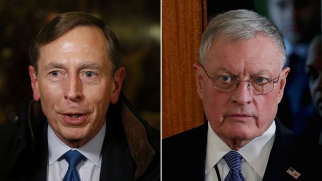 كيلوغ (يمين) لا يزال مرشحا للمنصب بينما أعلن البيت الأبيض أن بيتريوس خرج من السباق.