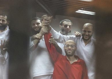 المتهم الثاني أحمد عبد العاطي بالبدلة الحمراء - ارشيفية