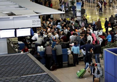 تعطل نظام العمل الآلى لإدارة الجوزات بالمطارات مما تسبب فى ارتباك وزحام بين المسافرين