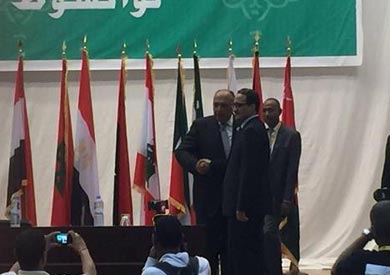 سامح شكري يسلم موريتانيا رئاسة القمة العربية