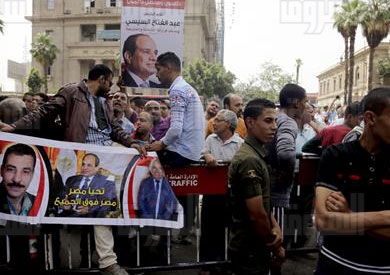 «المواطنون الشرفاء» يهاجمون الصحفيين فى حماية الأمن - تصوير: ابراهيم عزت