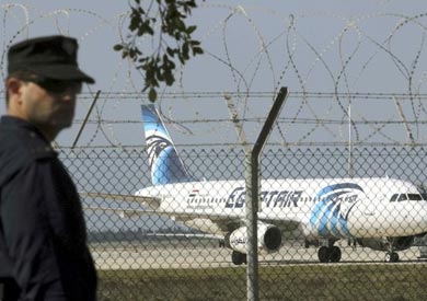 الطائرة المصرية في مطار لارناكا