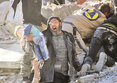 جهود لانتشال الضحايا بعد غارة روسية على حلب