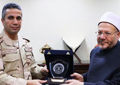 المتحدث العسكري يهدي المفتي درع القوات المسلحة