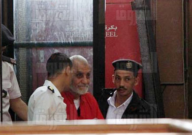 محمد بديع مرشد الإخوان المسلمين بالزي الأحمر في جلسة اقتحام قسم العرب - تصوير: لبنى طارق