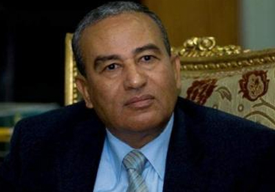 مصطفي بكري أثناء كلمته وفي الخلفية أحد النواب يتابع بإهتمام