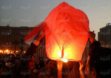 إطلاق بالونات نارية بميدان التحرير احتفالا بالذكرى الثالثة لـ25 يناير - تصوير: مصطفى أمير