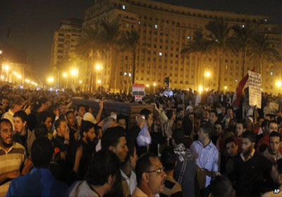 متظاهرون خلال تشييعهم لجثمان أحد من قتلوا خلال المظاهرات