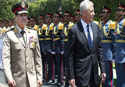 السيسي يستقبل هاغل خلال زيارته التي قام بها إلى مصر في أبريل الماضي