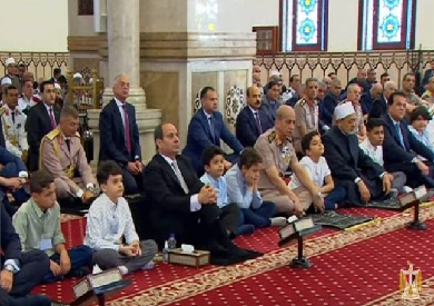 الرئيس السيسي يستمع لخطبة عيد الفطر في مسجد المشير طنطاوي