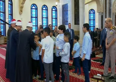 الرئيس السيسي يصافح ويداعب أطفالا