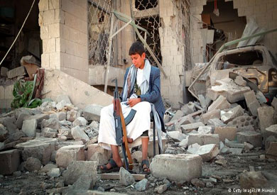 صورة من الأرشيف لطفل يقاتل في صفوف الحوثيين.