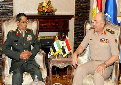 الفريق محمود حجازي رئيس أركان حرب القوات المسلحة المصرية و الفريق الركن حمد محمد ثان الرميثي