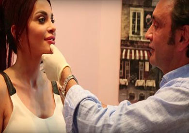 «دومينيك» تخضع لعملية تجميل بأنفها «أمام الكاميرا»