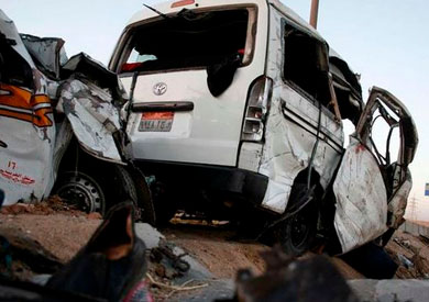 حادث تصادم بين سيارتين ميكروباص وملاكى على طريق (القاهرة - أسوان) الزراعى - أرشيفية
