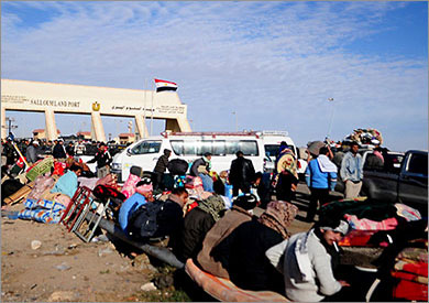 مصريون عائدون من ليبيا عبر منفذ السلوم -ارشيفية