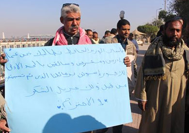 مظاهرة لعمال الامن والنظافة والسائقين امام ديوان محافظة الاقصر