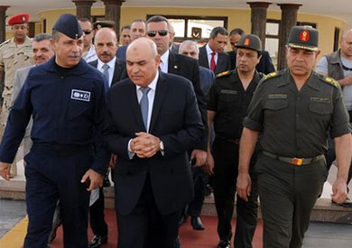 الفريق أول / صدقى صبحى يغادر إلى فرنسا ...