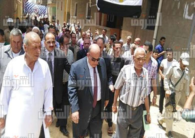 محافظ الدقهلية أثناء تقديم واجب العزاء لاسرة شهيد الصاعقة تصوير نعمان سمير