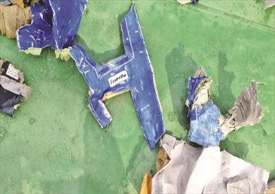 جانب من حطام الطائرة المفقودة و متعلقات بعض الركاب