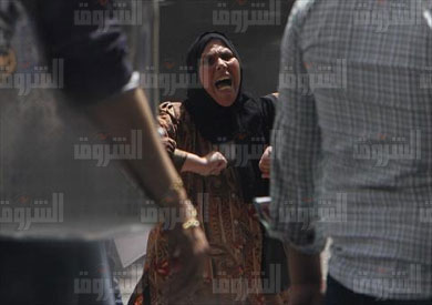 سيدة تسب وفد حقوق الإنسان أمام نقابة الصحفيين- تصوير هبة خليفة