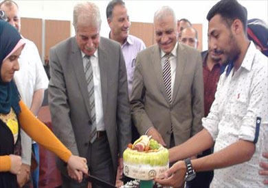 محافظ جنوب سيناء يساهم فى تجهيز الفتيات الأيتام ويعدهم بحفل زفاف جماعى عقب عيد الفطر