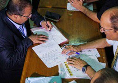 مناوشات انتخابية مبكرة قبل ساعات من إغلاق باب الترشح