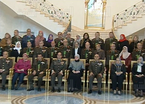 صورة تذكارية مع قادة القوات المسلحة وأسرهم