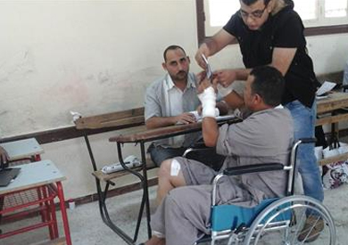 شباب مصاب بحروق يدلي بصوته بجولة الإعادة بانتخابات مجلس النواب بالبحيرة