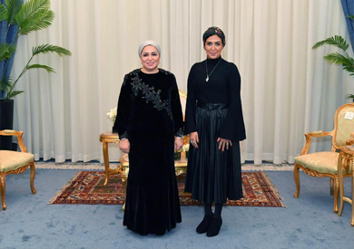 السيدة انتصار السيسي مع والدة الطفل