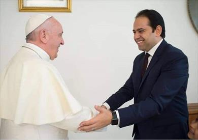 بابا الفاتيكان يكرم المستشار السابق لشيخ الأزهر