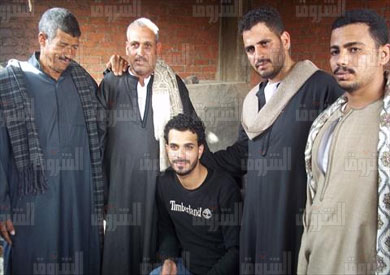 محمد التائه يحضن والدة -تصوير يونس درويش