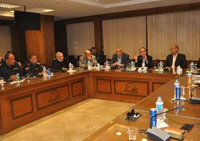 محافظ الجيزة ومدير الأمن خلال اجتماع غلق المنشآت السياحية المخالفة