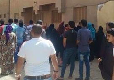 تجمعات الاهالي والشرطة امام مركز المحلة لمنع هروب مساجين