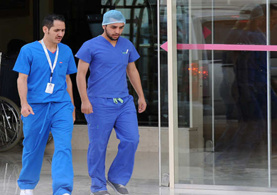 أفراد من الطاقم الطبي في قسم الطوارئ في مستشفى في وسط العاصمة السعودية الرياض