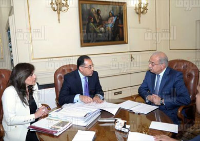 شريف اسماعيل مع وزير الاسكان تصوير سليمان العطيفى