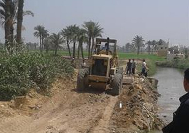 حملة للنظافة وتمهيد الطرق في الفيوم.. والمحافظ: تسير جنبًا إلى جنب مع إزالة التعديات