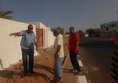 حملة " تجميل مدينة دهب " تدهن الأسوار المطلة علي الشوارع الرئيسية