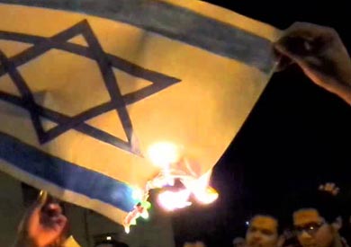 صحفيون يحرقون علم إسرائيل أمام النقابة رفضا للقاء «شكري ونتنياهو»