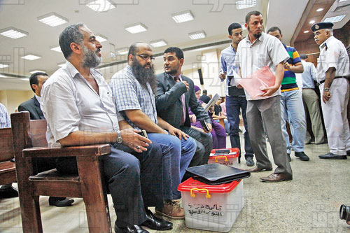 بعض أعضاء حزب النور أثناء تقديم أوراق ترشحهم لمحكمة زينهم- تصوير أحمد عبد الجواد
