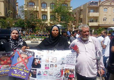 أسر الشهداء أمام منزل محمد مرسي