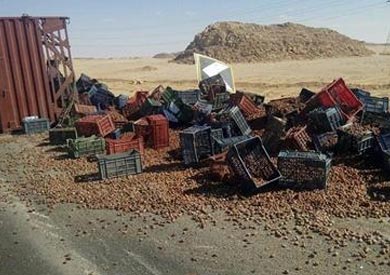 شاحنة نقل محملة بكميات من البلح - ارشيفية