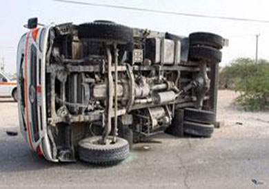 انقلاب سيارة نقل ثقيل بمقطورة- ارشيفية