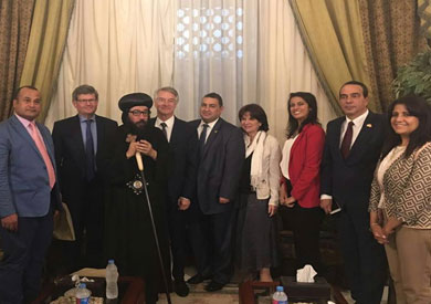 الوفد أثناء زيارته للكنيسة