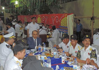 مدير شرطة النقل يتناول الإفطار مع المجندين