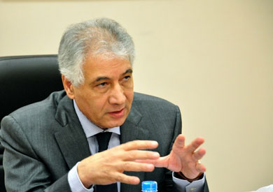 وزير المالية الأسبق يضع روشتة حل مشكلة سعر الصرف فى مصر