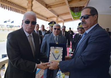 فوده يضع إكليلا من الزهور على النصب التذكاري للجندي المجهول