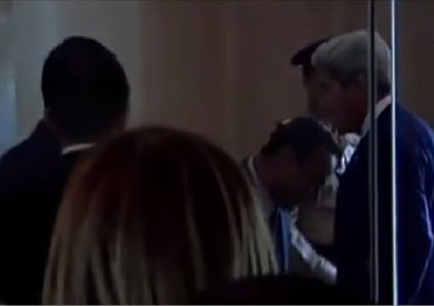 تفتيش وزير الخارجية الأمريكي جون كيري، أثناء دخوله القصر الجمهورية