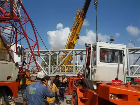 ونش سريع اصطدم بكوبري للمشاة