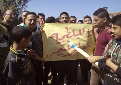 " تظاهر الأهالى "تضامنا مع النقيب محمد غنيم وأفراد القوة الأمنية بعد اعتداء تجار مخدرات عليهم